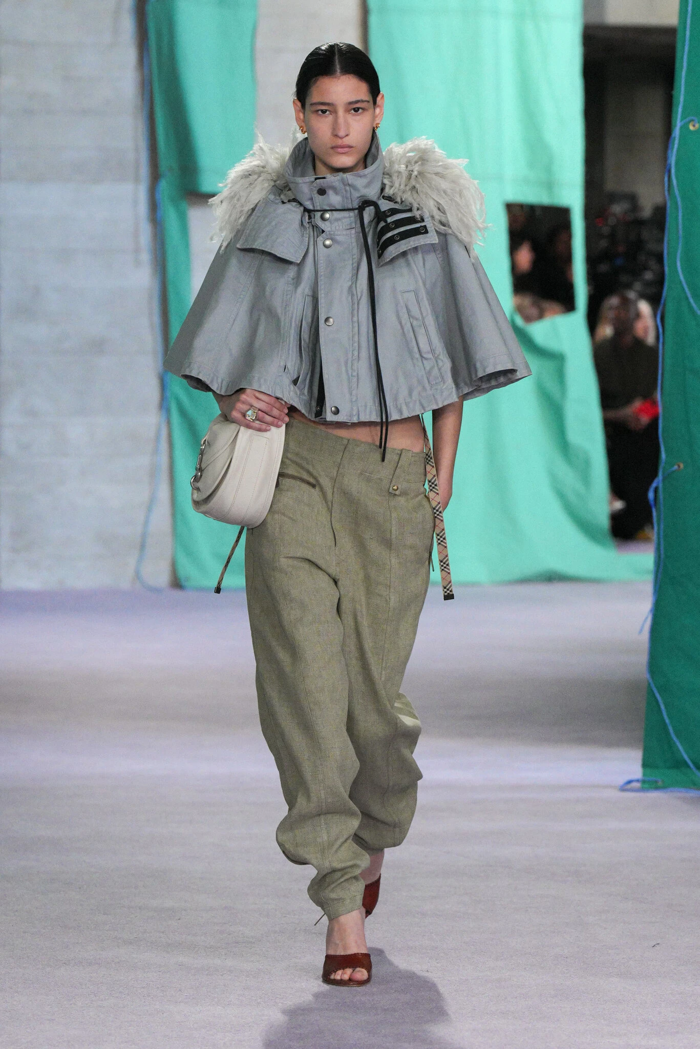 Образи весни 2025 від Burberry.